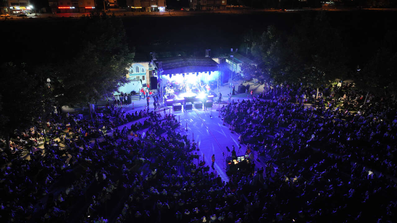 Konya’da binlerce kişi şarkılarla 2000'lere döndü 8